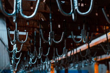 Galvanizasyon tesisinde çelik kancalar. Metalürjik bitki. Metal dokusu. Metal endüstrisi. Arkaplan