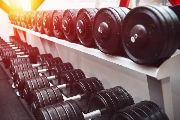 Spor salonu ve halter ağırlık idman ekipmanları. Sağlıklı yaşam, spor aletleri ve spor konsepti. Boşluğu kopyala.