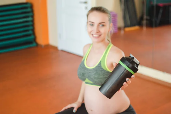 Yoga Gravide Kvinder Ung Smuk Gravid Pige Med Flaske Vand - Stock-foto