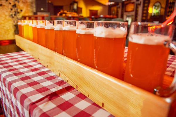 Ein Sehr Großes Tablett Mit Biergläsern Auf Dem Tisch — Stockfoto