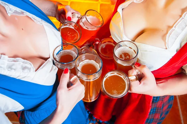 Primo Piano Petto Femminile Con Molti Occhiali Birra Durante Vacanza — Foto Stock