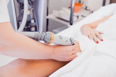 Genç bir kızın karnına vakum masajı. Enstrümantal kozmetoloji. Spa Stüdyosu. Yenilenme ve cilt sıkılaştırma