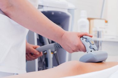 Genç bir kızın karnına vakum masajı. Enstrümantal kozmetoloji. Spa Stüdyosu. Yenilenme ve cilt sıkılaştırma