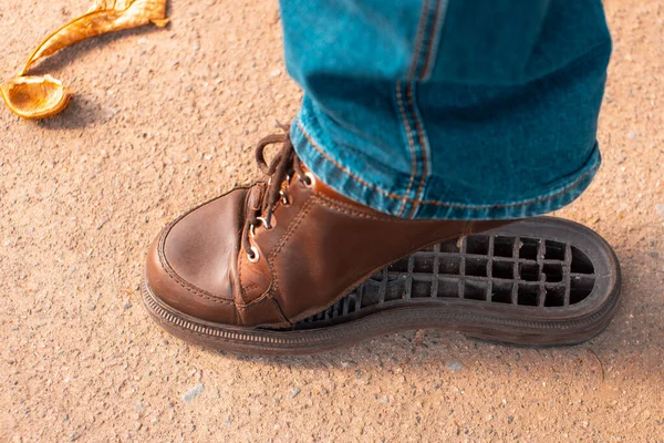 Sapatos Homem Rasgados Rua Sapato Rasgado Calçado Que Requer Reparação — Fotografia de Stock