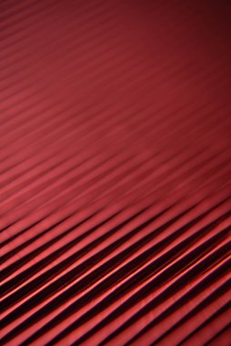 Yolsuzluk minimalizmi. Oluklu metalleştirilmiş kağıt, yakın çekim. Desensel arkaplan çizgileri.