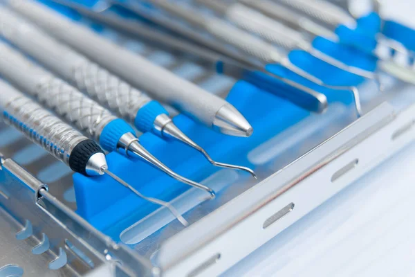 Ofisteki masadaki diş aletleri yakın plan. Diş Hekimi Konsepti.
