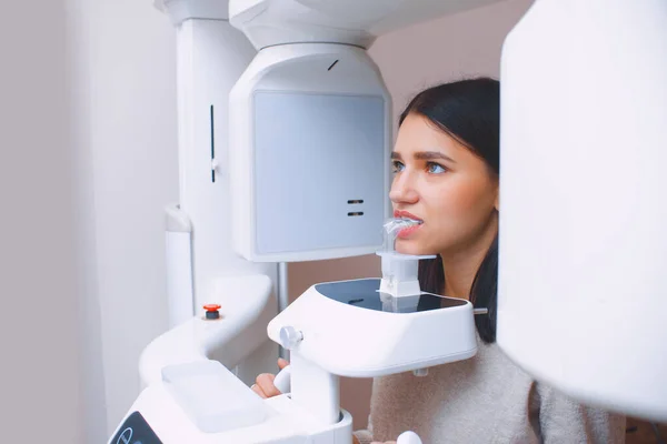 Diş röntgeni, diş muayenehanesinde. Dişçi randevusundaki genç kız..