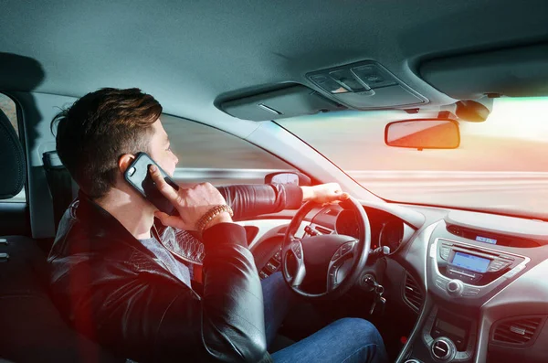 Homem Falar Num Telemóvel Num Carro Alta Velocidade Conduzir Alta — Fotografia de Stock