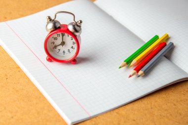 Okul konseptine geri dönelim. Temiz bir defterdeki eski çalar saat. Boşluğu kopyala.