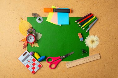 Okul konseptine geri dönelim. Alarm saati ve okul malzemeleri. Boşluğu kopyala.