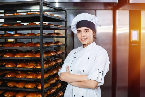 Портрет Молодої Дівчини Пекарні Тлі Індустріальної Печі Випічкою Пекарні — стокове фото