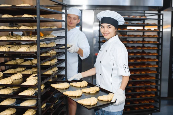 Дівчинка Бейкер Випічкою Руках Задньому Плані Промислової Печі Пекарні — стокове фото