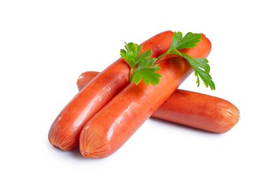 Doğal kabuklu sosisler maydanozla süslenmiş ve beyaz izole edilmiş..