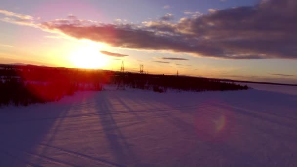 El sol se pone sobre la línea de alto voltaje — Vídeo de stock