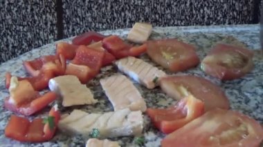 Taş kızarmış sebze ve balık