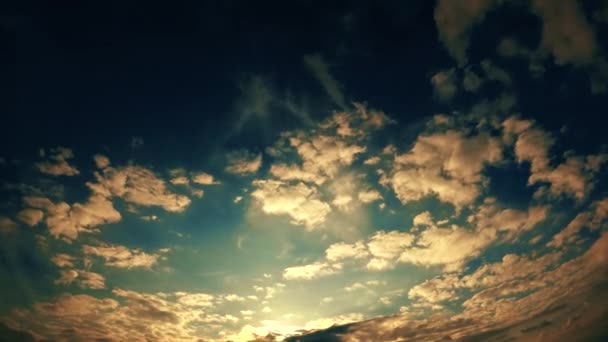 云彩漂浮在地平线上 — 图库视频影像