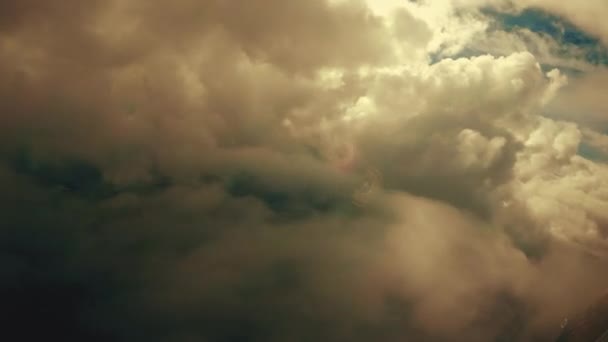 Passé les nuages de coton déchiré — Video