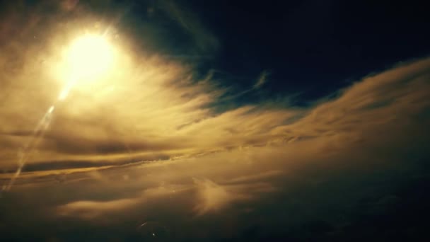 구름의 판을 통해 태양 — 비디오