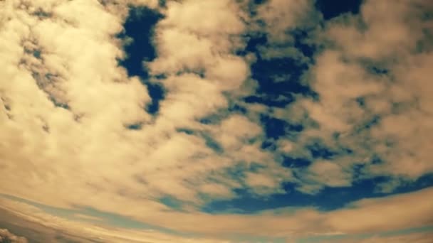Altın bulutlar kubbe altında açmak — Stok video