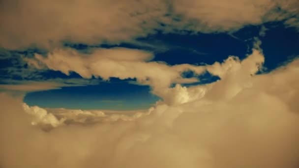 Goldene Wolken über dem Fluss — Stockvideo