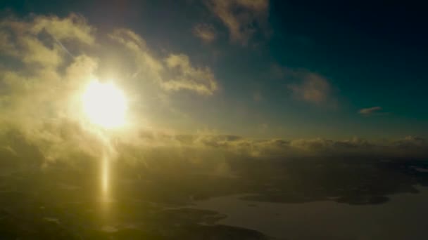 Die Sonne durch die Wolken Watte — Stockvideo