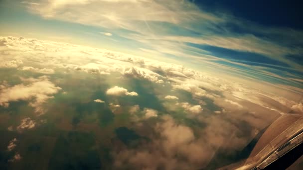 ターンでは雲の切れ間から地球 — ストック動画