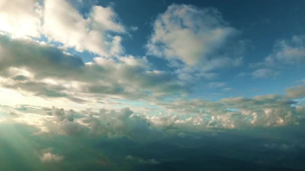 Vliegen tussen lagen van wolken — Stockvideo
