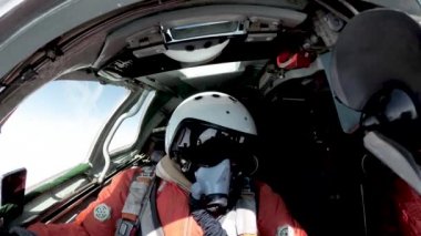 Deniz takım elbise ve kask içinde pilot