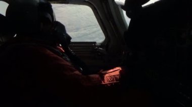 Turuncu bir elbise içinde pilot