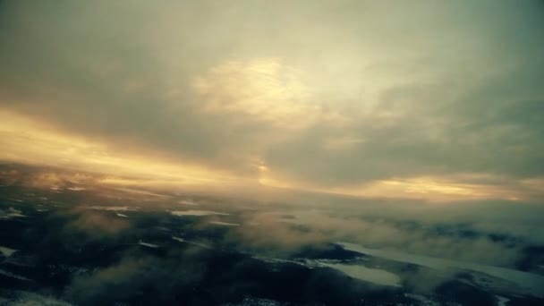 Die Sonne kommt aus den Wolken — Stockvideo