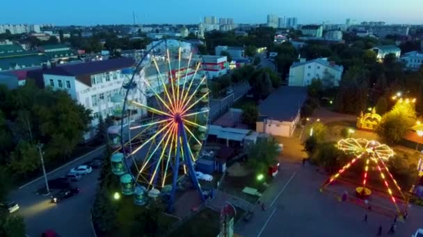 Ruota panoramica nelle luci — Video Stock