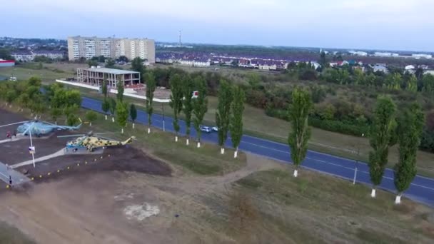 Twee helikopters in de buurt van de weg — Stockvideo