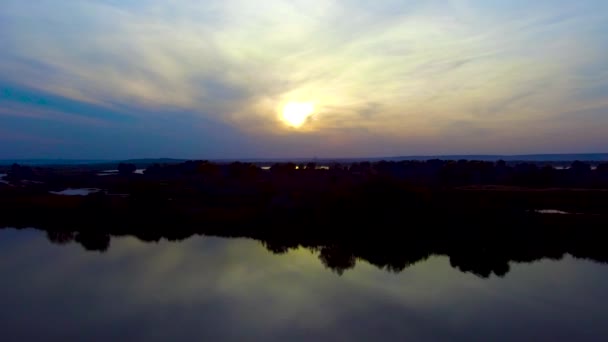 Puesta de sol a través del río — Vídeo de stock