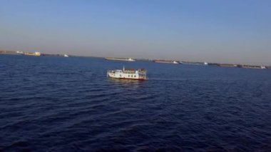 Mavna arka plan üzerinde tekne yüzen