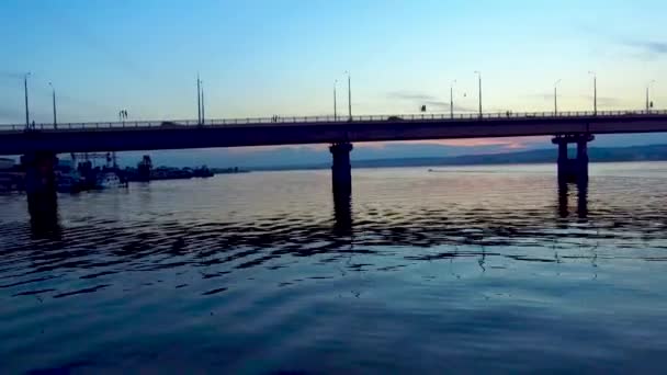 Корабель плив з-під мосту — стокове відео
