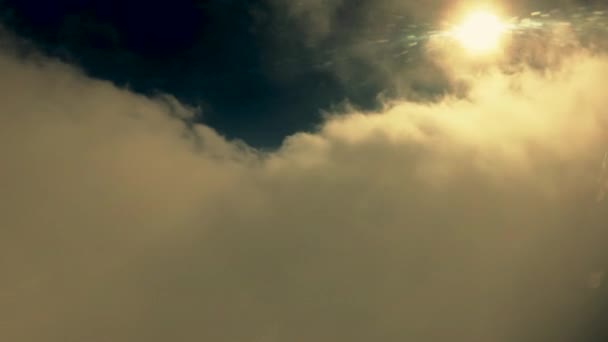 Die Sonne scheint durch die Wolken — Stockvideo