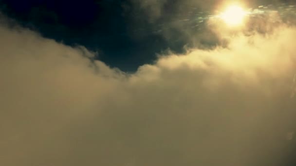 Le soleil brille à travers les nuages