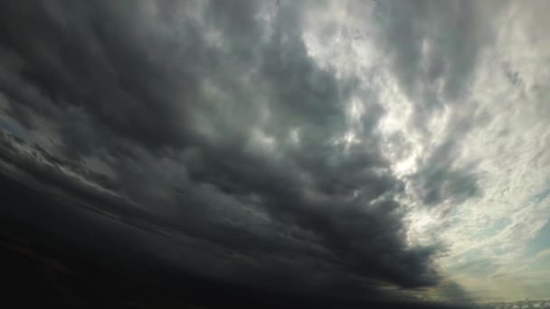 Linksaf uit de wolken — Stockvideo