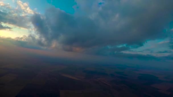 Летят под золотыми облаками — стоковое видео