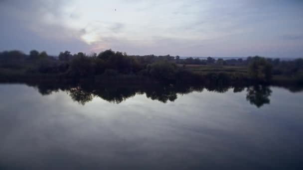 Wyspy w stroiki na rzece — Wideo stockowe