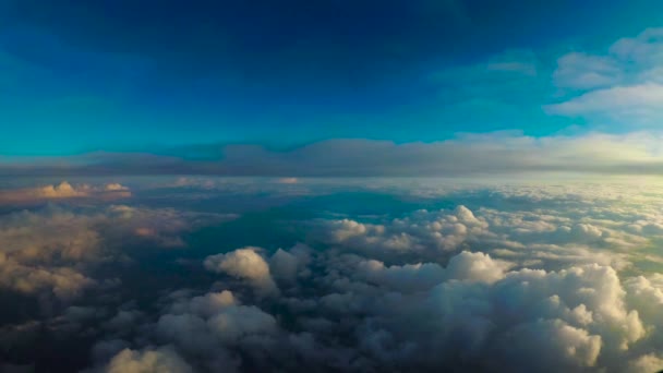 Летят вперед над облаками — стоковое видео