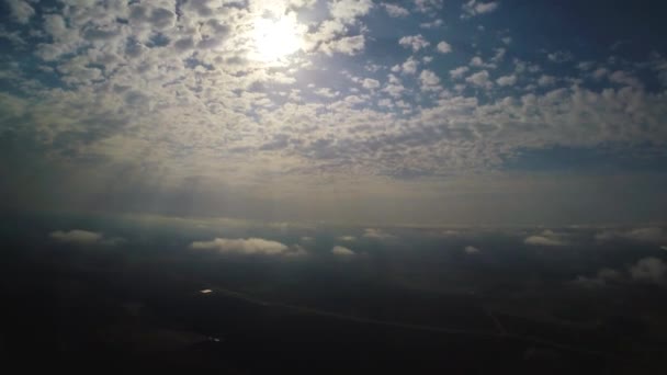 Sol a través de plumas de nubes — Vídeos de Stock