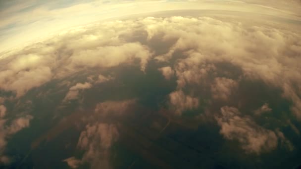 Güneşin bulutların içinde açmak — Stok video