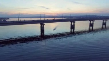 Gün batımında köprüde araba