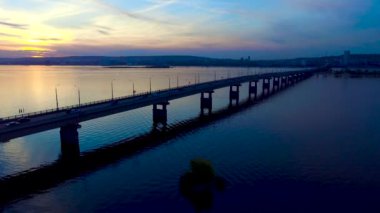 Nehrin üzerindeki yol köprüsü