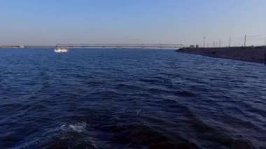 Nehri üzerinde tekne yüzen