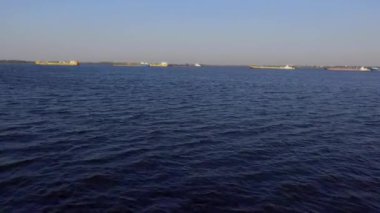 Mavna float nehrin ortasına