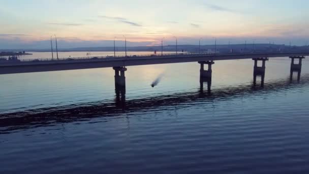 在日落的桥上的汽车 — 图库视频影像