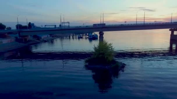 Autos auf der Brücke über den Fluss — Stockvideo