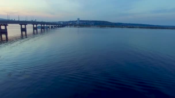 Span a híd mentén a víz felett — Stock videók